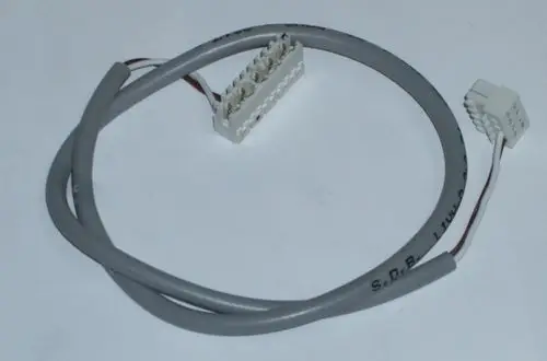 Kabel mit zwei Steckverbindern und grauem Mantel, verwendet in Daikin-Installationen, wahrscheinlich zur Verbindung von Steuergeräten oder Modulen.
